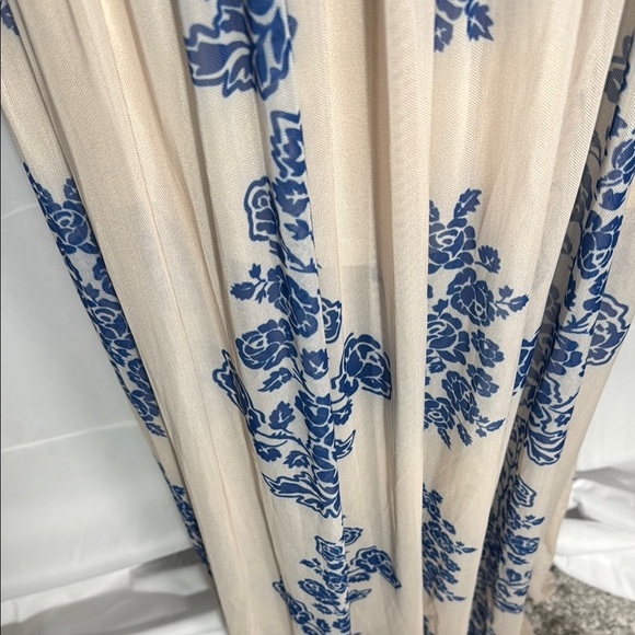 A Calin by Flying Tomato Elegant Cream and Blue Floral Maxi Dress. Size Small - Picture 4 of 9